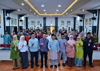 Wali Kota Jambi, Maulana, saat foto bersama peserta usai memaparkan strategi perlindungan sosial bagi pekerja rentan melalui program BPJS Ketenagakerjaan dalam rapat teknis di Aula Bapperida. (DOk: Rahmat)