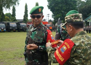 Gubernur Jambi Al Haris menunjuk Danrem 042/Garuda Putih Brigjen TNI Nyamin sebagai Pelaksana Harian (Plh) Dansatgas Karhutla Provinsi Jambi Tahun 2026 saat Apel Siaga Darurat Bencana Karhutla di Lapangan Upacara Korem 042/Gapu, Rabu (10/6/2026). (Dok: Rahmat)