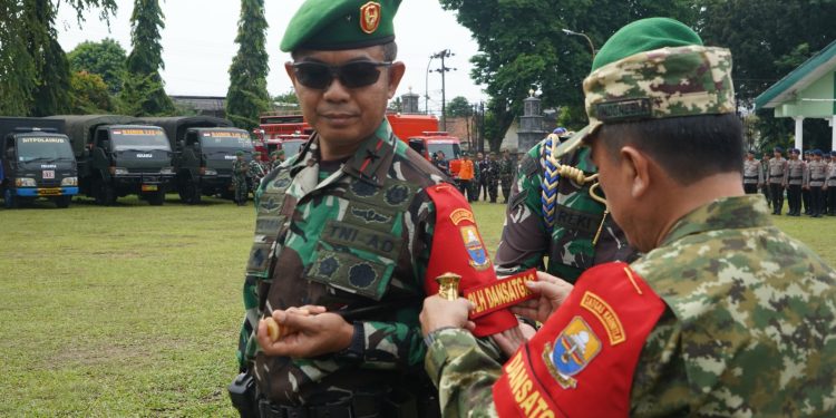 Gubernur Jambi Al Haris menunjuk Danrem 042/Garuda Putih Brigjen TNI Nyamin sebagai Pelaksana Harian (Plh) Dansatgas Karhutla Provinsi Jambi Tahun 2026 saat Apel Siaga Darurat Bencana Karhutla di Lapangan Upacara Korem 042/Gapu, Rabu (10/6/2026). (Dok: Rahmat)