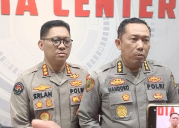 Karo SDM Polda Jambi Kombes Pol. Handoko didampingi Kabid Humas Polda Jambi Kombes Pol Erlan Munaji saat menyampaikan informasi pelaksanaan Bhayangkara Presisi Job Fair dan Pameran UMKM 2026 di Media Center Polda Jambi. (Dok: Alpin)
