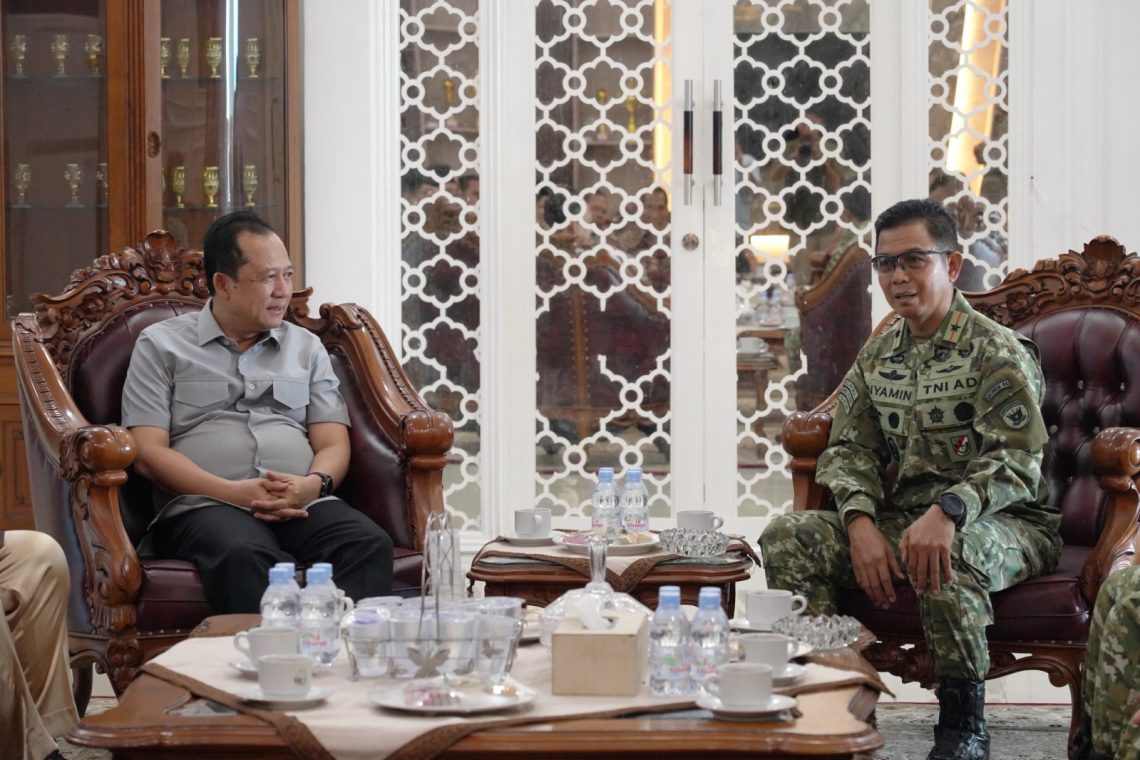 Danrem 042/Garuda Putih Brigjen TNI Nyamin bersama Bupati Muaro Jambi Bambang Bayu Suseno saat melaksanakan silaturahmi di Rumah Dinas Bupati Muaro Jambi, Jumat (12/6/2026). (Dok: Rahmat)