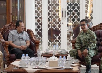 Danrem 042/Garuda Putih Brigjen TNI Nyamin bersama Bupati Muaro Jambi Bambang Bayu Suseno saat melaksanakan silaturahmi di Rumah Dinas Bupati Muaro Jambi, Jumat (12/6/2026). (Dok: Rahmat)