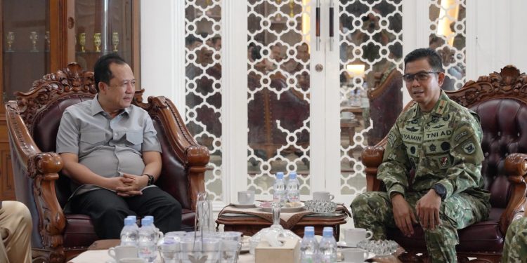 Danrem 042/Garuda Putih Brigjen TNI Nyamin bersama Bupati Muaro Jambi Bambang Bayu Suseno saat melaksanakan silaturahmi di Rumah Dinas Bupati Muaro Jambi, Jumat (12/6/2026). (Dok: Rahmat)