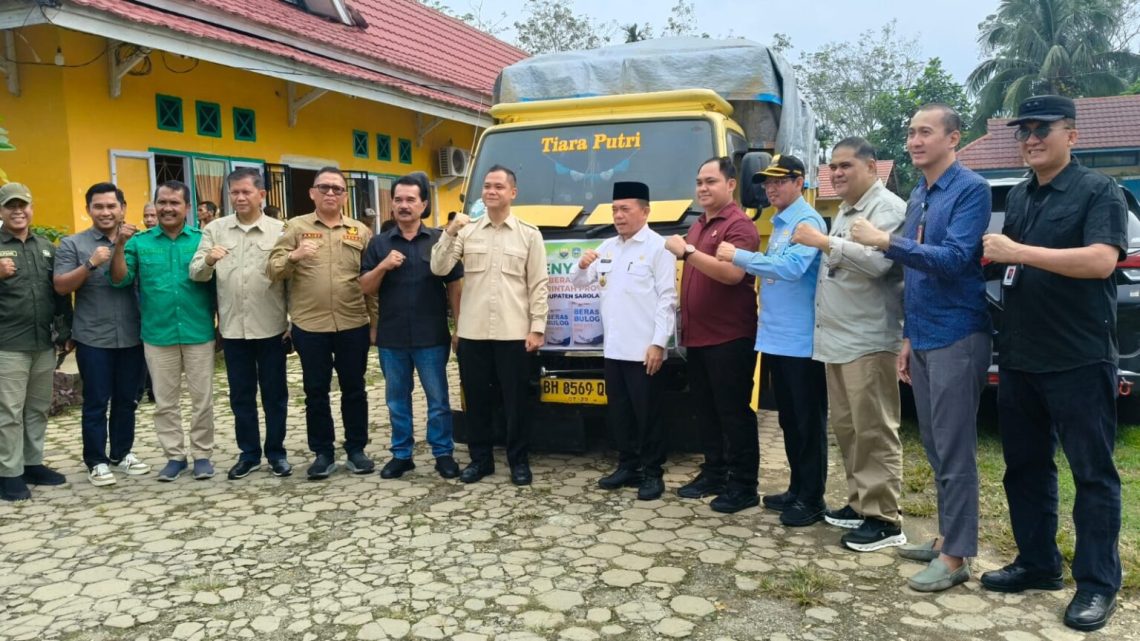 Gubernur Jambi Al Haris menyerahkan bantuan beras cadangan pangan pemerintah daerah kepada warga terdampak banjir di Kabupaten Sarolangun. (Dok: Diskominfo Provinsi Jambi)