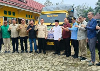 Gubernur Jambi Al Haris menyerahkan bantuan beras cadangan pangan pemerintah daerah kepada warga terdampak banjir di Kabupaten Sarolangun. (Dok: Diskominfo Provinsi Jambi)
