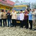 Gubernur Jambi Al Haris menyerahkan bantuan beras cadangan pangan pemerintah daerah kepada warga terdampak banjir di Kabupaten Sarolangun. (Dok: Diskominfo Provinsi Jambi)