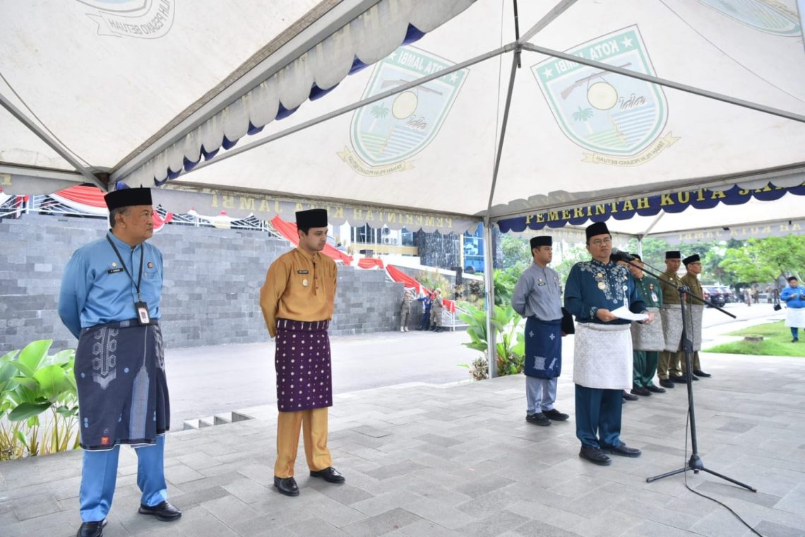 Wali Kota Jambi Maulana memimpin Apel Peningkatan Disiplin ASN di Lapangan Kantor Wali Kota Jambi, Senin (15/6/2026). (Dok: Rahmat)