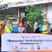 Jurnalis menyerahkan paket sembako kepada anggota Polantas yang sedang bertugas di sejumlah titik pengaturan lalu lintas di Kota Jambi dalam kegiatan "Jurnalis Sapa Polantas", Senin (15/6/2026). (Dok: Rudi)