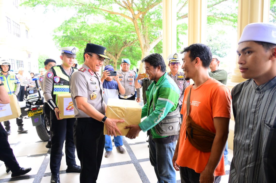Kapolda Jambi Irjen Pol. Krisno H. Siregar didampingi Wakapolda Jambi Brigjen Pol. Beny Ali melepas pendistribusian 1.000 paket sembako kepada masyarakat dalam rangka menyambut Hari Bhayangkara ke-80 Tahun 2026 di Mapolda Jambi, Senin (15/6/2026). (Dok: Alpin)
