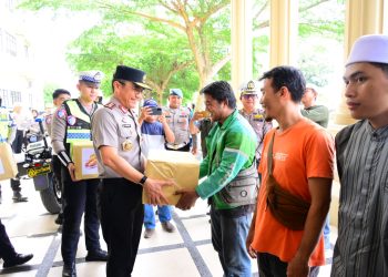 Kapolda Jambi Irjen Pol. Krisno H. Siregar didampingi Wakapolda Jambi Brigjen Pol. Beny Ali melepas pendistribusian 1.000 paket sembako kepada masyarakat dalam rangka menyambut Hari Bhayangkara ke-80 Tahun 2026 di Mapolda Jambi, Senin (15/6/2026). (Dok: Alpin)