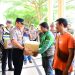 Kapolda Jambi Irjen Pol. Krisno H. Siregar didampingi Wakapolda Jambi Brigjen Pol. Beny Ali melepas pendistribusian 1.000 paket sembako kepada masyarakat dalam rangka menyambut Hari Bhayangkara ke-80 Tahun 2026 di Mapolda Jambi, Senin (15/6/2026). (Dok: Alpin)