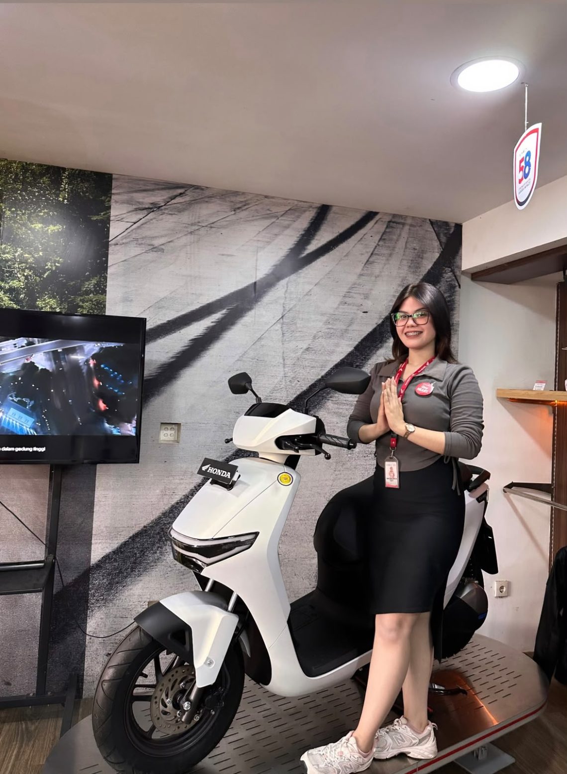 Sales Honda Sinsen memperlihatkan motor listrik Honda tampil dengan desain modern dan teknologi canggih untuk mendukung mobilitas masyarakat. (Dok: Rudi)