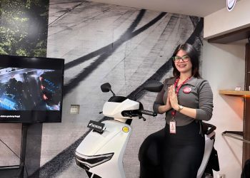 Sales Honda Sinsen memperlihatkan motor listrik Honda tampil dengan desain modern dan teknologi canggih untuk mendukung mobilitas masyarakat. (Dok: Rudi)