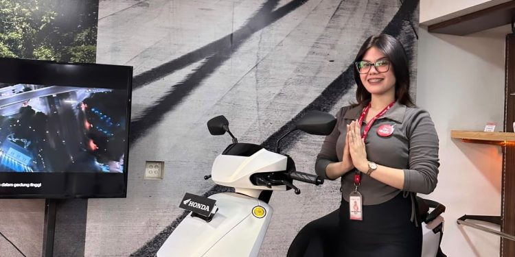 Sales Honda Sinsen memperlihatkan motor listrik Honda tampil dengan desain modern dan teknologi canggih untuk mendukung mobilitas masyarakat. (Dok: Rudi)