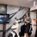 Sales Honda Sinsen memperlihatkan motor listrik Honda tampil dengan desain modern dan teknologi canggih untuk mendukung mobilitas masyarakat. (Dok: Rudi)