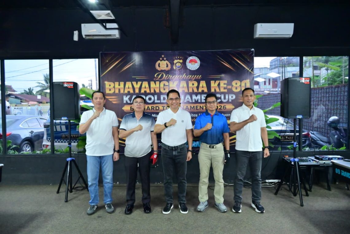 Kapolda Jambi Irjen Pol. Krisno H. Siregar didampingi Danrem 042/Gapu Brigjen TNI Nyamin dan Wakapolda Jambi Brigjen Pol. Benny Ali membuka Kapolda Jambi Cup Billiard Tournament 2026 di RND Cafe & Billiard, Senin (15/6/2026). (Dok: Alpin)