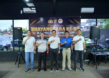 Kapolda Jambi Irjen Pol. Krisno H. Siregar didampingi Danrem 042/Gapu Brigjen TNI Nyamin dan Wakapolda Jambi Brigjen Pol. Benny Ali membuka Kapolda Jambi Cup Billiard Tournament 2026 di RND Cafe & Billiard, Senin (15/6/2026). (Dok: Alpin)