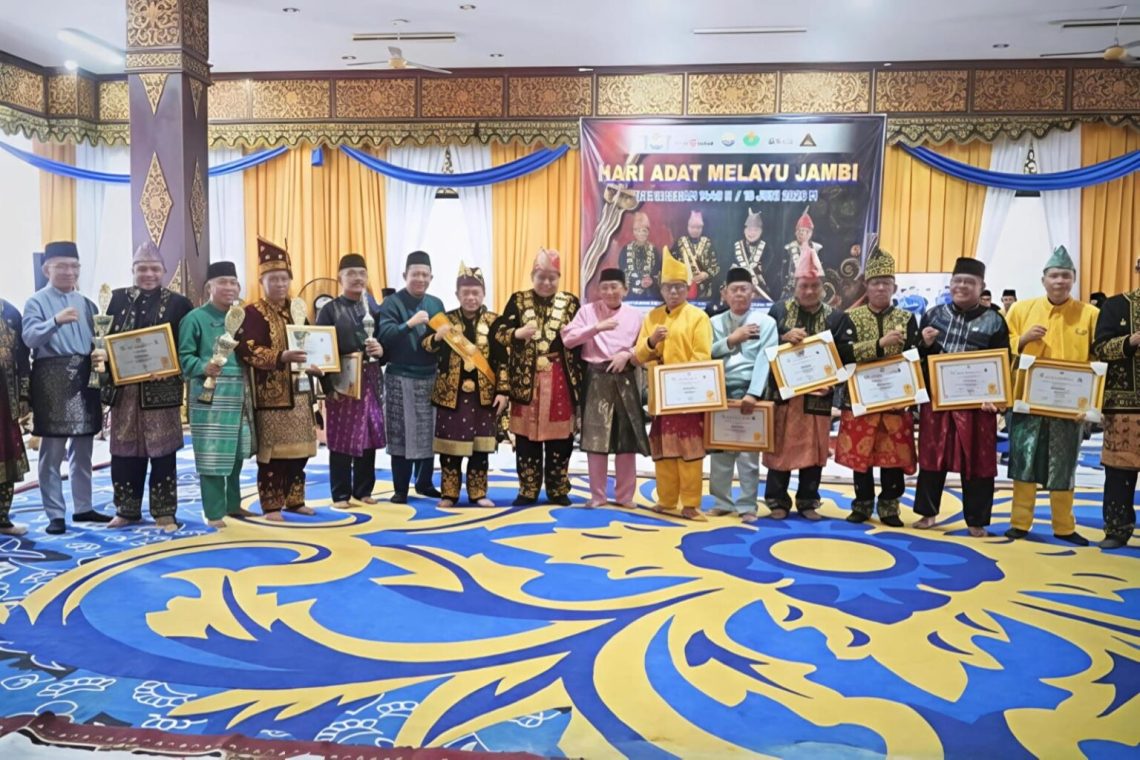 Gubernur Jambi Al Haris bersama Ketua LAM Provinsi Jambi Hasan Basri Agus menghadiri puncak peringatan Hari Adat Melayu Jambi 2026 di Balairung Sari, Gedung LAM Provinsi Jambi, Selasa (16/6/2026). (Dok: Rudi)