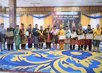Gubernur Jambi Al Haris bersama Ketua LAM Provinsi Jambi Hasan Basri Agus menghadiri puncak peringatan Hari Adat Melayu Jambi 2026 di Balairung Sari, Gedung LAM Provinsi Jambi, Selasa (16/6/2026). (Dok: Rudi)