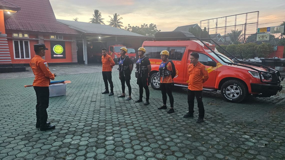 Tim Rescue Basarnas Jambi bersiap diberangkatkan menuju lokasi kejadian tenggelamnya seorang bocah berusia 7 tahun di Sungai Batanghari, Desa Teluk Jambu, Kabupaten Muaro Jambi, Selasa (16/6/2026). (Dok: Humas Basarnas Jambi)