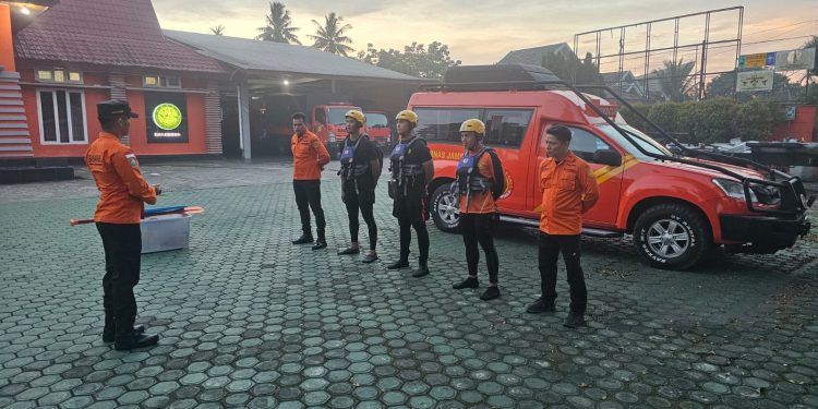 Tim Rescue Basarnas Jambi bersiap diberangkatkan menuju lokasi kejadian tenggelamnya seorang bocah berusia 7 tahun di Sungai Batanghari, Desa Teluk Jambu, Kabupaten Muaro Jambi, Selasa (16/6/2026). (Dok: Humas Basarnas Jambi)