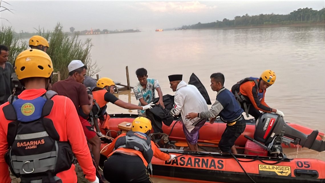 Tim SAR Gabungan mengevakuasi jasad Muhammad Fajar Setiawan (7), bocah yang tenggelam di Sungai Batanghari, Desa Teluk Jambu, Muaro Jambi, Rabu (17/6/2026). (Dok: Rahmat)
