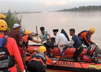 Tim SAR Gabungan mengevakuasi jasad Muhammad Fajar Setiawan (7), bocah yang tenggelam di Sungai Batanghari, Desa Teluk Jambu, Muaro Jambi, Rabu (17/6/2026). (Dok: Rahmat)