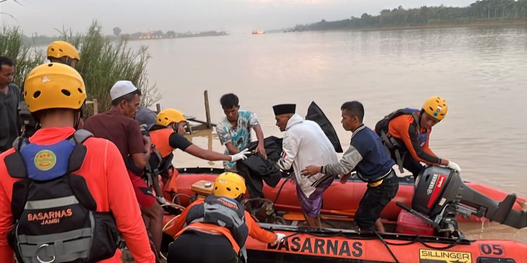 Tim SAR Gabungan mengevakuasi jasad Muhammad Fajar Setiawan (7), bocah yang tenggelam di Sungai Batanghari, Desa Teluk Jambu, Muaro Jambi, Rabu (17/6/2026). (Dok: Rahmat)