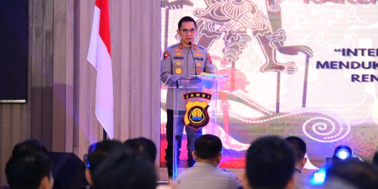 Kapolda Jambi Irjen Pol. Krisno H. Siregar membuka Rakernis Fungsi Intelkam Polda Jambi Tahun 2026 di Aula Balai Bhayangkara Siginjai, Kamis (18/6/2026). (Dok: Humas Polda Jambi)