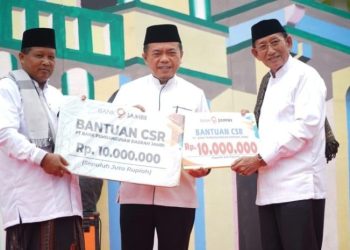 Gubernur Jambi Al Haris saat memberikan CSR Bank Jambi kepada Pondok Pesantren Al Anwar. (Dok: Alpin)