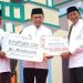 Gubernur Jambi Al Haris saat memberikan CSR Bank Jambi kepada Pondok Pesantren Al Anwar. (Dok: Alpin)