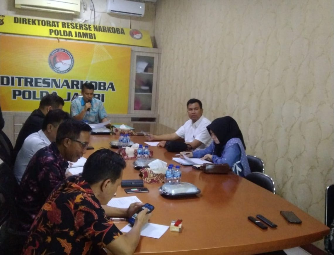 Perwakilan Satres Narkoba Polresta Jambi mengikuti pengumuman hasil Lomba Kampung Tangguh Anti Narkoba tingkat Provinsi Jambi, Jumat (19/6/2026). (Dok: Arwani)