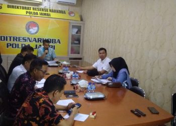 Perwakilan Satres Narkoba Polresta Jambi mengikuti pengumuman hasil Lomba Kampung Tangguh Anti Narkoba tingkat Provinsi Jambi, Jumat (19/6/2026). (Dok: Arwani)