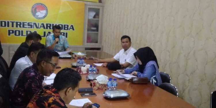 Perwakilan Satres Narkoba Polresta Jambi mengikuti pengumuman hasil Lomba Kampung Tangguh Anti Narkoba tingkat Provinsi Jambi, Jumat (19/6/2026). (Dok: Arwani)