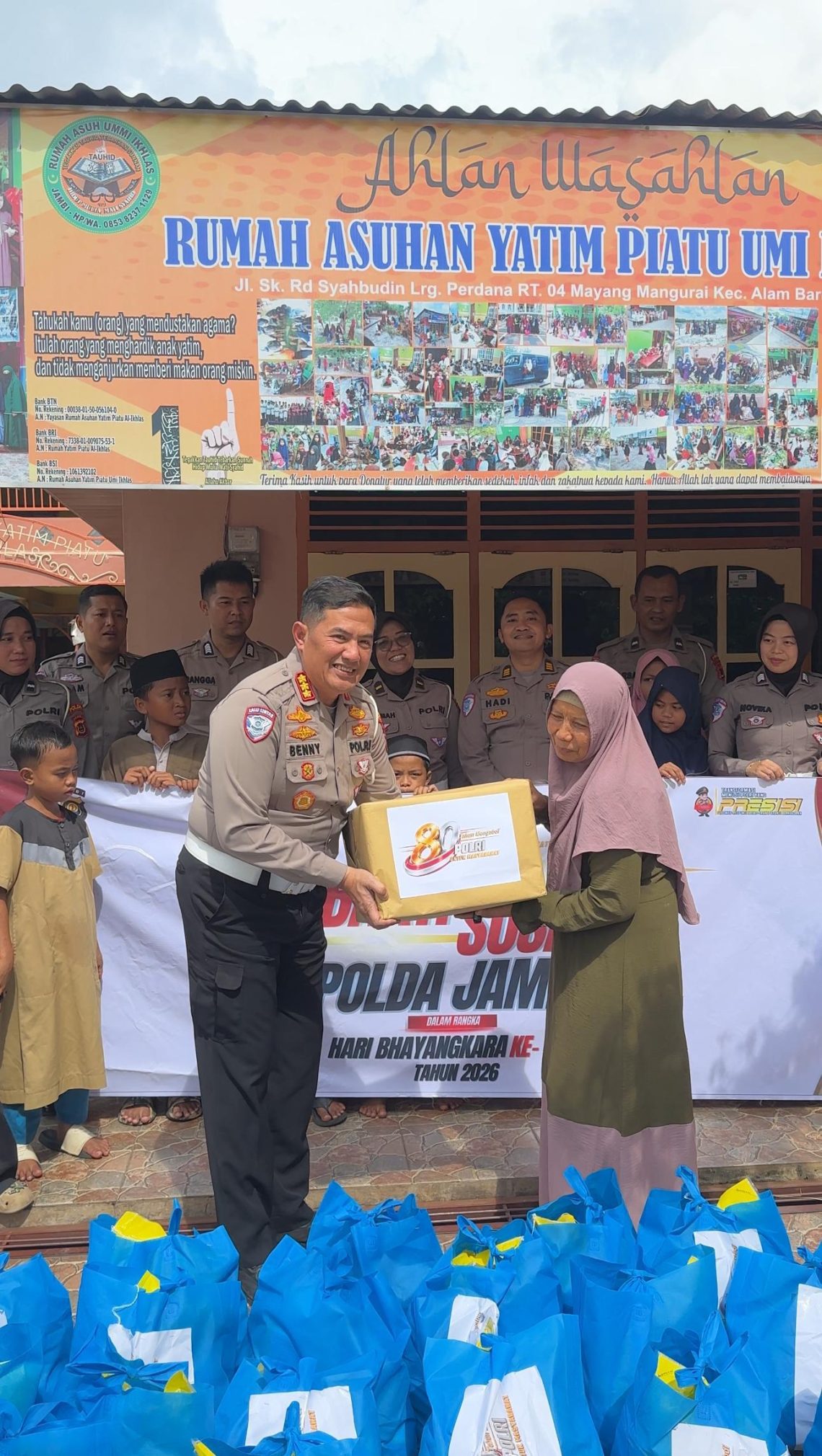 Direktur Lalu Lintas Polda Jambi Kombes Pol Adi Benny Cahyono saat menyerahkan bantuan sembako dan tali asih kepada pengurus serta anak-anak Panti Asuhan Abul Hasan dan Panti Asuhan Umi Ikhlas di Kecamatan Alam Barajo, Kota Jambi. (Dok: Alpin)