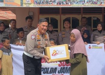 Direktur Lalu Lintas Polda Jambi Kombes Pol Adi Benny Cahyono saat menyerahkan bantuan sembako dan tali asih kepada pengurus serta anak-anak Panti Asuhan Abul Hasan dan Panti Asuhan Umi Ikhlas di Kecamatan Alam Barajo, Kota Jambi. (Dok: Alpin)
