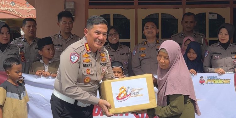 Direktur Lalu Lintas Polda Jambi Kombes Pol Adi Benny Cahyono saat menyerahkan bantuan sembako dan tali asih kepada pengurus serta anak-anak Panti Asuhan Abul Hasan dan Panti Asuhan Umi Ikhlas di Kecamatan Alam Barajo, Kota Jambi. (Dok: Alpin)