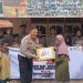 Direktur Lalu Lintas Polda Jambi Kombes Pol Adi Benny Cahyono saat menyerahkan bantuan sembako dan tali asih kepada pengurus serta anak-anak Panti Asuhan Abul Hasan dan Panti Asuhan Umi Ikhlas di Kecamatan Alam Barajo, Kota Jambi. (Dok: Alpin)