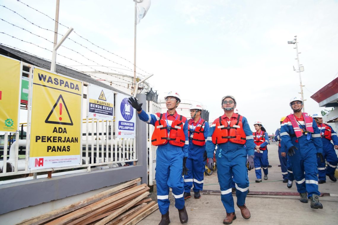 Manajemen PT Pertamina (Persero) bersama Pertamina Patra Niaga Regional Sumbagsel melakukan Management Walkthrough (MWT) di Fuel Terminal Jambi. (Dok: Marcom Pertamina Patra Niaga Sumbagsel)