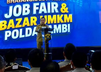 Gubernur Jambi Al Haris saat pembukaan Bhayangkara Presisi Job Fair dan Bazar UMKM 2026 di Lippo Mall Kota Jambi. (Dok: Diskominfo Provinsi Jambi)