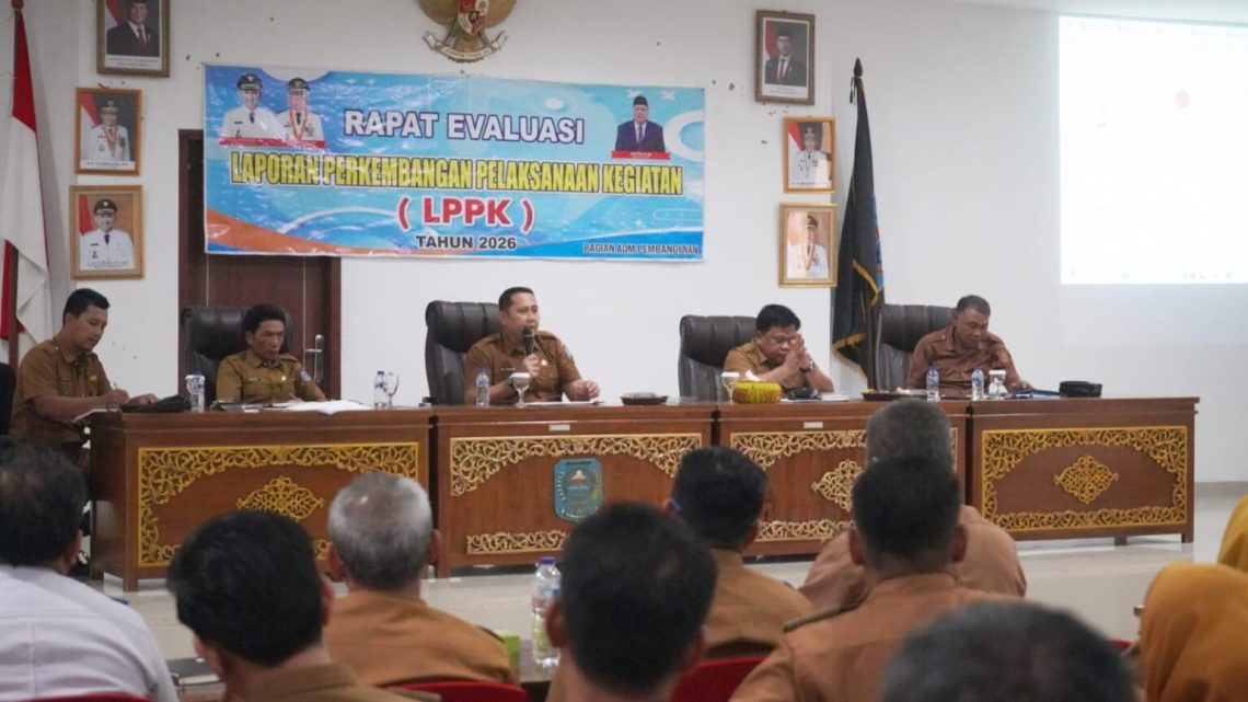 Bupati Merangin M. Syukur memimpin rapat evaluasi Laporan Perkembangan Pelaksanaan Kegiatan (LPPK) di Ruang Pola Kantor Bupati Merangin. (Dok: Rahmat)