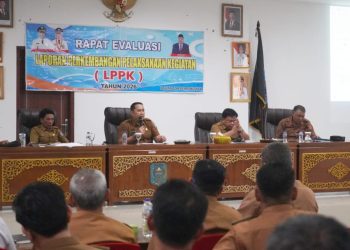 Bupati Merangin M. Syukur memimpin rapat evaluasi Laporan Perkembangan Pelaksanaan Kegiatan (LPPK) di Ruang Pola Kantor Bupati Merangin. (Dok: Rahmat)