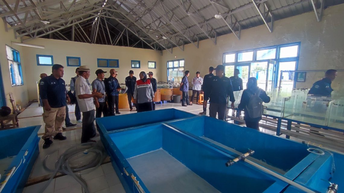 Anggota Kelompok Sentra Pembibitan Patin Sejahtera (SEPATA) Desa Lopak Alai mengikuti studi banding ke BPBAT Sungai Gelam, Muaro Jambi. (Dok: Rudi)