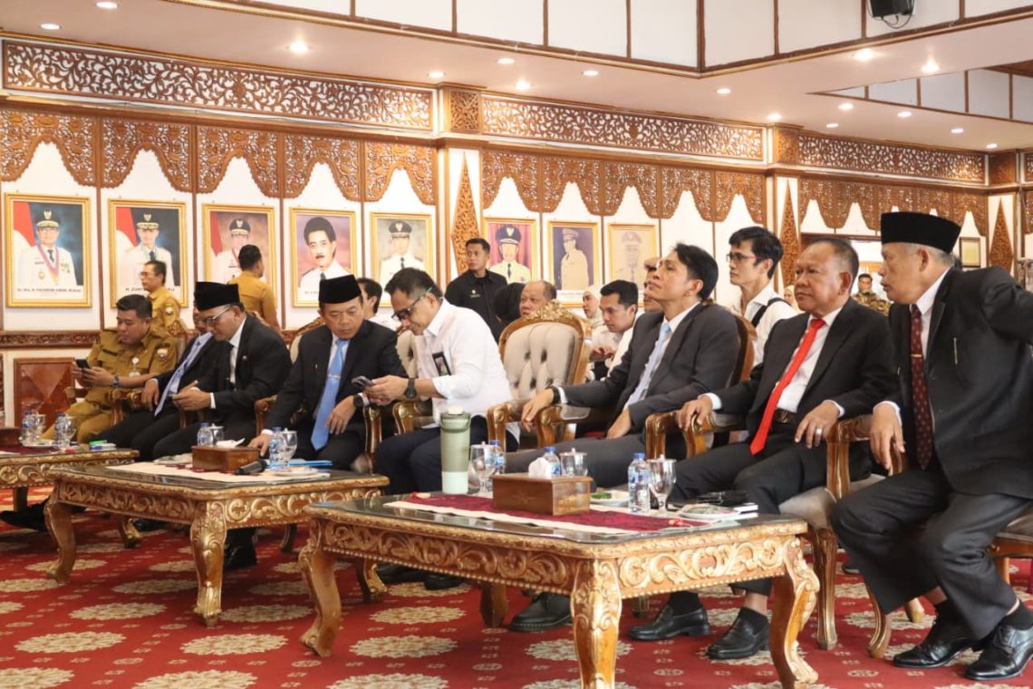 Gubernur Jambi Al Haris mengikuti peresmian Program Instruksi Presiden Jalan Daerah (IJD) Tahun 2025 yang dipimpin Presiden Prabowo Subianto secara daring dari Auditorium Rumah Dinas Gubernur Jambi. (Dok: Diskominfo Provinsi Jambi)