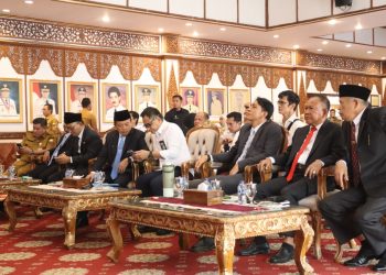 Gubernur Jambi Al Haris mengikuti peresmian Program Instruksi Presiden Jalan Daerah (IJD) Tahun 2025 yang dipimpin Presiden Prabowo Subianto secara daring dari Auditorium Rumah Dinas Gubernur Jambi. (Dok: Diskominfo Provinsi Jambi)
