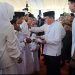 Gubernur Jambi Al Haris menyerahkan santunan kepada anak yatim pada kegiatan Lebaran Yatim dan Berbagi Kebahagiaan Bersama Anak Yatim di Lapangan Kantor Gubernur Jambi. (Dok: Rudi)