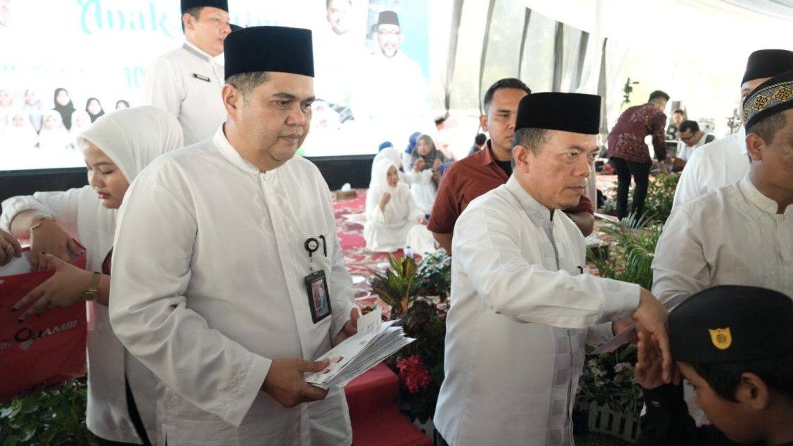 Direktur Operasional Bank Jambi Zulfikar bersama jajaran Bank Jambi menyerahkan santunan kepada anak yatim pada peringatan 10 Muharram 1448 H di Lapangan Kantor Gubernur Jambi. (Dok: Rudi)