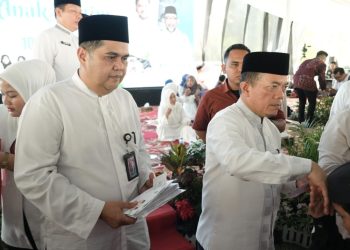 Direktur Operasional Bank Jambi Zulfikar bersama jajaran Bank Jambi menyerahkan santunan kepada anak yatim pada peringatan 10 Muharram 1448 H di Lapangan Kantor Gubernur Jambi. (Dok: Rudi)