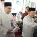 Direktur Operasional Bank Jambi Zulfikar bersama jajaran Bank Jambi menyerahkan santunan kepada anak yatim pada peringatan 10 Muharram 1448 H di Lapangan Kantor Gubernur Jambi. (Dok: Rudi)