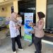 Personel Sie STNK Subdit Regident Ditlantas Polda Jambi dipimpin AKP Hadi Siswanto membagikan makanan gratis kepada wajib pajak di Samsat Kota Jambi dalam kegiatan Jumat Berkah, Jumat Berbagi, Jumat (26/6/2026). (Dok: Rudi)